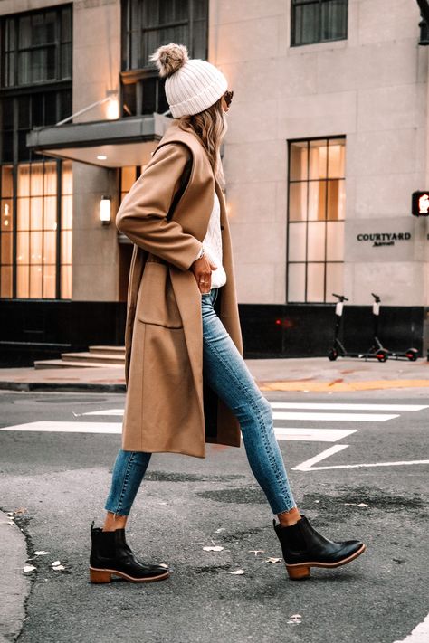 Womens Lug Boots Outfit, Weekend Winter Outfit, Chelsea Lug Boots Outfit, Lug Boots Outfit Fall, Work Boots For Women Outfits, How To Wear Lug Sole Boots, Winter Boots Women Outfits, White Beanie Outfit, White Chelsea Boots Outfit