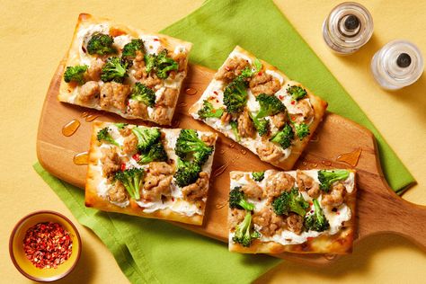 Hello Fresh Flatbread, Chicken Sausage Broccoli, Hello Fresh Chicken, Sausage Broccoli, Crispy Flatbread, Chicken Sausage Recipes, Italian Chicken Sausage, Marley Spoon, Hello Fresh Recipes