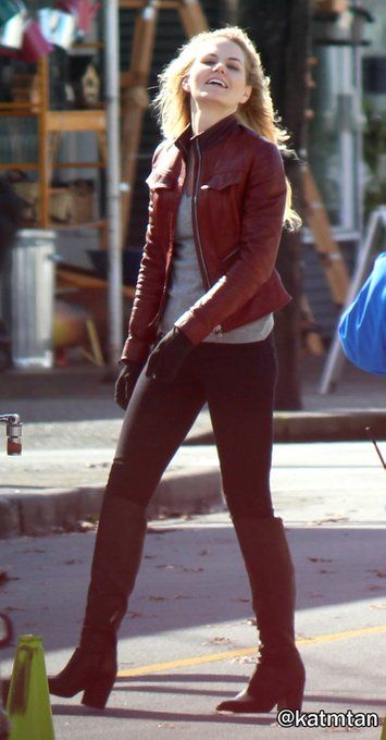 Emma Swan Style, Female Crush, Detective Outfit, Farm Clothes, Final Battle, Jennifer Morrison, Emma Swan, Celebrity Tattoos, Leather Jackets Women