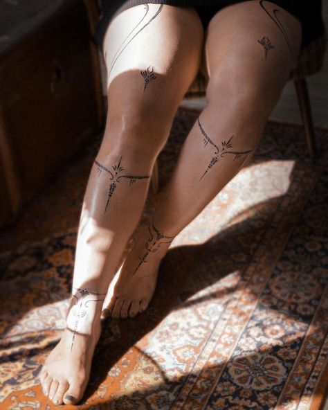 In love with the simplicity of this shoulder adornment. Thank you for coming from Portugal, Destiny. (Line below not by me)… | Instagram Leg Piercings, Ornamental Thigh Tattoos Women, Ornamental Line Tattoo, Behind Calf Tattoo For Women, Bohemian Style Tattoo, Celtic Goddess Tattoo, Women Back Tattoos Classy, Quad Tattoo Women, Adornment Tattoo