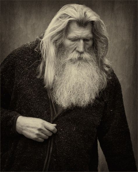 beautiful full thick white beard beards bearded man men long hair bushy amazing #beardsforever Old Viking Man, Grey Bearded Men, Men Long Hair, White Hair Men, Viking People, Viking Character, Beard Tips, People Portraits, Viking Men