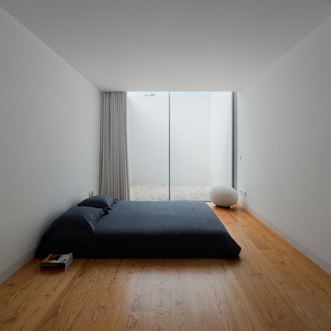 House In Leiria / Aires Mateus Minimalist Bedroom Decor, Minimal Bedroom, Minimalist Bed, Minimalist Bedroom Design, Interior Minimalista, Minimal Home, Minimalist Room, Minimalist Interior Design, Minimalism Interior