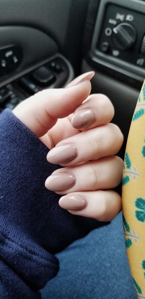 Taupe Oval Nails, Short Rounded Neutral Nails, Natural Mauve Nails, Round Taupe Nails, Mocha Short Nails, Short Almond Acrylic Nails Fall Colors, Medium Rounded Nails, Short Round Fall Nails 2022, Classy Oval Nails Fall