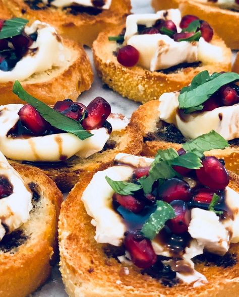 Balsamic, Brie, Pomegranate & Basil Crostinis Brie Pomegranate Appetizers, Brie And Pomegranate, Pomegranate Appetizer, Chai Tea Cupcakes, Pomegranate Jam, Tea Cupcakes, Food For The Gods, Cinnamon Buttercream, Brie Appetizer