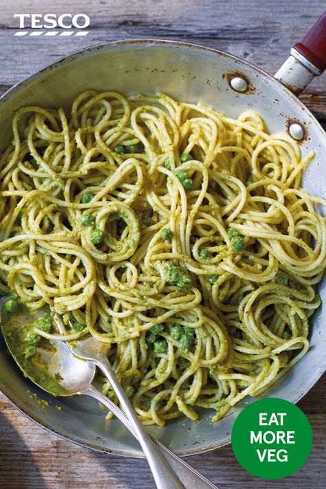 Perfect pasta is only 20 mins away with this speedy pea and mint spaghetti recipe. Peas, mint, garlic and cheese are blitzed into a summery pasta sauce for an easy veggie dinner. | Tesco Easy Veggie Dinner, Inspirational Doodles, Easy Vegetarian Pasta, Vegetarian Pasta Recipes Easy, Quick Pasta Sauce, Make Your Own Pasta, Bbq Summer, Recipe Pasta, Quick Pasta