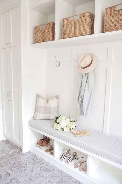 Vstupná Hala, Farmhouse Mudroom, Mud Room Entry, Mudroom Entryway, Mudroom Decor, Mudroom Laundry Room, Mud Room Storage, Mudroom Design, Real Estat