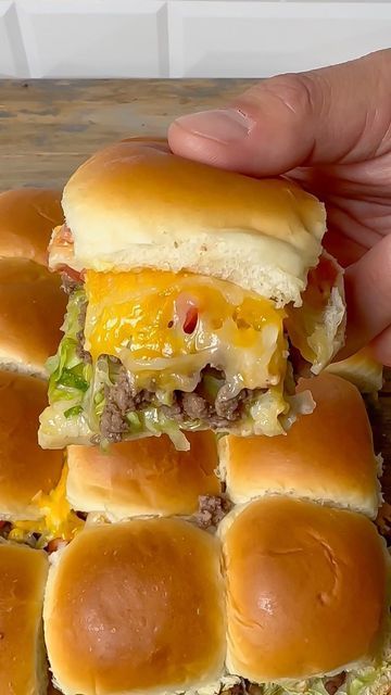 KING'S HAWAIIAN® on Instagram: "🌮 TACO SLIDERS! 🌮 Ingredients: -King’s Hawaiian Original Hawaiian Sweet Rolls -1 lb ground beef -2-3 tbsp taco seasoning -Shredded lettuce -Diced tomatoes -Diced onions -Shredded Mexican cheese -Pickled jalapeños (optional) -Hot sauce of choice (optional) Preparation: 1. Cook ground beef and season with taco seasoning 2. Slice King’s Hawaiian Original Hawaiian Sweet Rolls (lengthwise) and assemble sliders with shredded lettuce, ground beef, diced tomatoes, dice Taco Sliders Hawaiian Rolls, Ground Beef Diced Tomatoes, Taco Sliders, Sliders Recipes Hawaiian Rolls, Hawaiian Sliders, Hamburger Sliders, Beef Sliders, Hawaiian Sweet Rolls, Kings Hawaiian