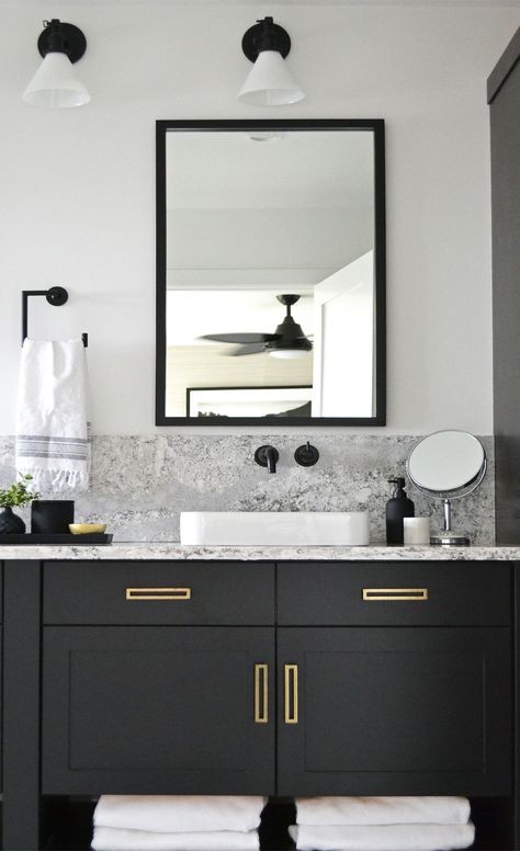 Beautiful Bathroom Vanity, Quartz Backsplash, Black Vanity Bathroom, Bathroom Vanity Designs, Bad Inspiration, Black Vanity, Vanity Design, Bathroom Top, Black Cabinets