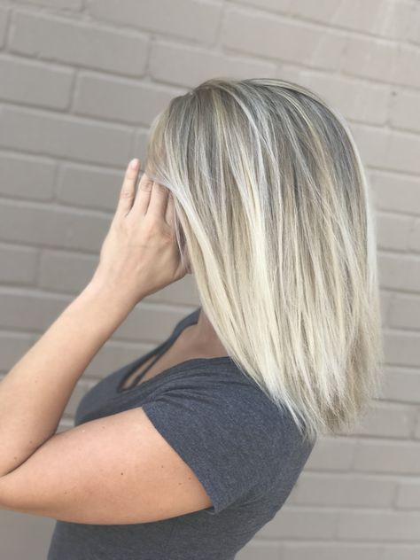 Platinum Balayage smoky smudge root @hair_by_kalee Blonde Melted Root Short Hair, Root Smudge Vs Shadow Root, Platinum Blonde Root Smudge, Platinum Blonde With Root Smudge, Smudge Root Blonde Short Hair, Root Smudge Blonde Short Hair, Smudge Root Blonde, Highlight Types, Long Bob Hairstyles Blonde