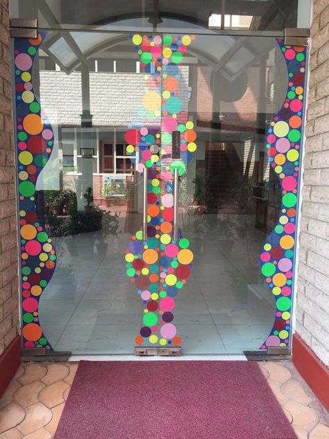 Pillar Decoration Ideas For School, Glass Door Decoration For School, Holi Decoration Ideas For School, School Reception Decoration Ideas, Math Door, Soft Board Decoration, Display Boards For School, School Reception, Bee Crafts For Kids