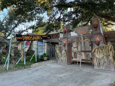 Austin.com Jurassic Park House Comes Alive For Halloween In North Austin Jurassic World Halloween Decorations, Jurassic Park Front Door, Jurassic Park Halloween Decorations Outdoor, Jurassic Park Yard Decor, Jurassic Park House Decor, Jurassic Park Outdoor Decorations, Jurassic World Gate Diy, Dinosaur Halloween Decorations, Jurassic Park Halloween Decorations