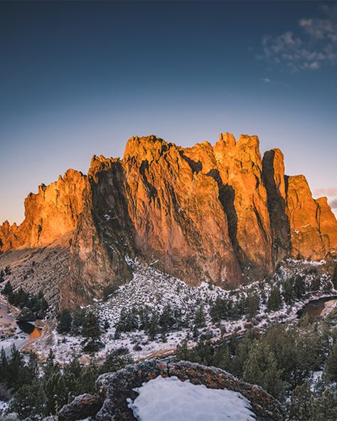 Inspiring winter hikes in Central Oregon Bend Oregon Winter, Oregon Winter, Oregon Mountains, 2025 Moodboard, Smith Rock State Park, Oregon Hikes, Oregon Trip, Dog Friendly Hotels, River Trail