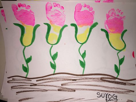 Tulip foot prints for infant/toddlers. Super easy! Tulip Footprint Craft, Spring Activities For Infants, Spring Handprint Crafts, Spring Crafts For Infants, Preschool Spring Crafts, Daycare Decorations, Spring Crafts For Preschoolers, Spring Art For Kids, Baby Footprint Crafts