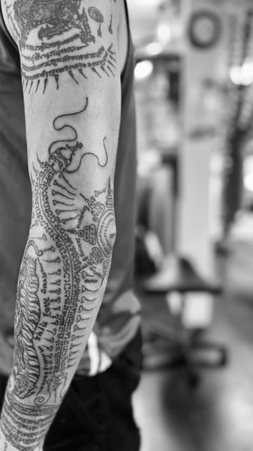 Thai Leg Tattoo, Chinese Traditional Tattoo, Thailand Tattoos, Cambodian Tattoo, Japanese Forearm Tattoo, Buddha Tattoo Sleeve, Centipede Tattoo, Khmer Tattoo, Metallica Art