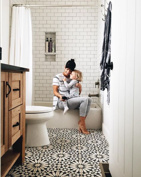 Amelia (Emmy) Jones on Instagram: “Always right on top of me while I try to get ready! I'm always on the lookout for ways to minimize my own maintenance as a busy mom. I love eyelash extensions but I am the worst at picking them! Instead, I've been using @plumescience natural growth serum & has been amazing!” Modern Farmhouse Bathrooms, Bad Inspiration, Modern Farmhouse Bathroom, White Subway Tile, Wet Rooms, Bath Remodel, House Bathroom, Home Design Decor, Farmhouse Bathroom