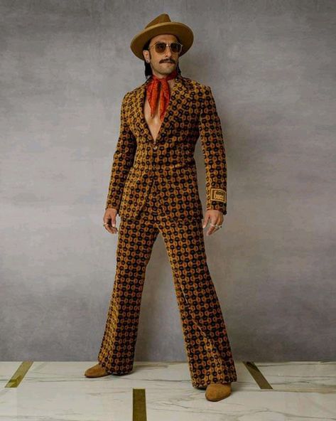 Bollywood Fashion Men, Ranveer Singh Fashion, 70s Bollywood Fashion, 70s Bollywood, 70s Fashion Men, Gucci Campaign, Indian Retro, Bollywood Pictures, Indian Men Fashion