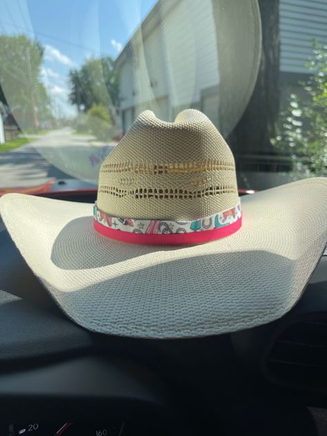 Taylor Swift cowboy hat Taylor Swift Cowboy Hat, Cowboy Hat Diy, Hat Diy, Diy Hat, Fun Diy, Cowboy Hat, Fun Diys, Cowboy Hats, Taylor Swift