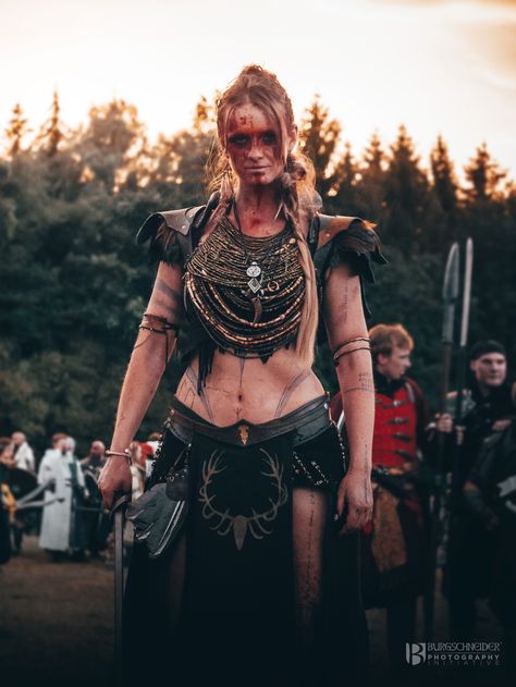 Female Celtic and Viking inspired LARP warrior #larp #cosplaygirl #cosplay #vikings #costume Women Viking Costume, Viking Outfit Woman, Viking Woman Costume, Viking Women Clothing, Female Viking Costume, Vikings Costume, Woman Viking, Larp Warrior, Viking Outfit