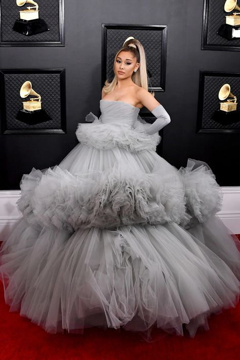 Ariana Grande llega a los Grammy 2020 con un vestido de Giambattista Valli | Vogue México y Latinoamérica Grammy Awards 2020, Ariana Grande Grammys, Grammy Outfits, Grammys 2020, Grammy Dresses, Ariana Grande Images, Grammys Red Carpet, Sam & Cat, Ariana Grande Outfits