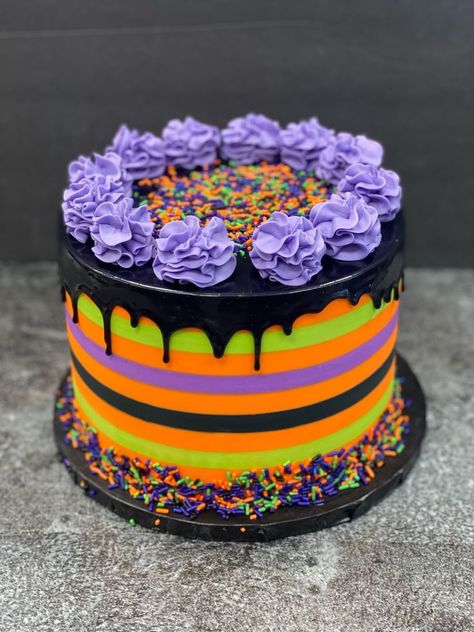 Halloween Rainbow Cake, Pastel Halloween Party Cake, Tiered Halloween Cake, Small Halloween Cake, Halloween Round Cake Ideas, Round Halloween Cakes, October Cakes Birthday, Halloween Round Cakes, Halloween Buttercream Cake