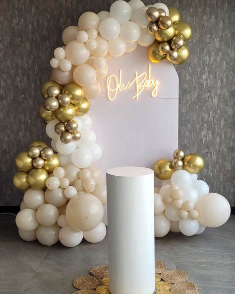 #BabyShowerDecor #BalloonDecor #BabyShowerBalloons #BalloonArch #BalloonGarland #BabyShowerIdeas #PartyDecor #CelebrateWithBalloons #BabyShowerInspiration #BabyOnBoardDecor Wooden Balloon Backdrop, Gold Back Drop With Balloons, Neutral Backdrop With Balloons, Dedication Balloon Decor, Gold Circle Backdrop With Balloons, Baby Shower Balloon Decorations, Beautiful Birthday Cakes, Beautiful Birthday, Baby Shower Inspiration