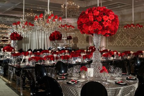 Red Rose Centerpiece Wedding, Red Roses Centerpieces, Rose Centerpieces Wedding, Red Flower Arrangements, Red Centerpieces, Red Wedding Theme, Quince Decorations, Crystal Centerpieces, Red Rose Wedding