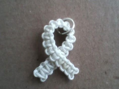 Paracord Awareness Ribbon, Ribbon Bracelet Tutorial, Paracord Bracelet Patterns, Hemp Jewelry, Ribbon Bracelets, Mini Blinds, Awareness Bracelet, Paracord Projects, Square Knot