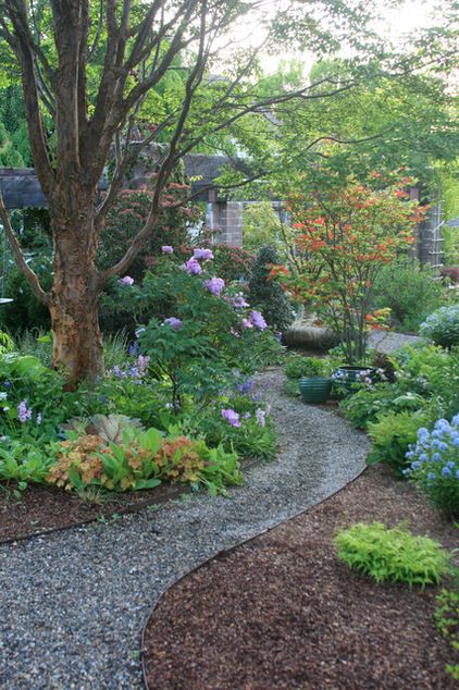 Winding gravel path. Curving paths can make a small garden feel larger. Enhance this space-expanding effect by using smaller plants in the foreground and taller, fuller plants and trees near the back of your path. Stone Garden Paths, Backyard Walkway, Taman Diy, Walkways Paths, Backyard Gardening, Sloped Garden, Gravel Garden, Garden Walkway, Desain Lanskap