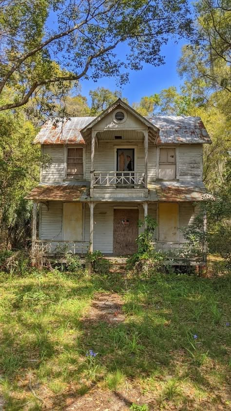 Creepy Old Houses, Abandoned Hotels, Old Abandoned Buildings, Creepy Houses, Old Abandoned Houses, Abandoned Mansions, Old Farm Houses, Haunted Places, Old Farm