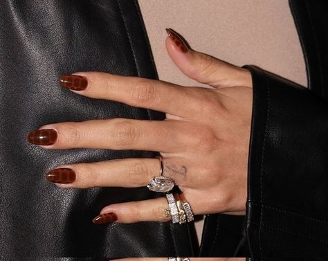 Hailey Bieber Rings, Haylie Bieber Nails, Hailey Bieber Nails, Bieber Nails, Burgundy Nails, Unique Acrylic Nails, Nail Ring, Autumn Nails, Minimalist Nails