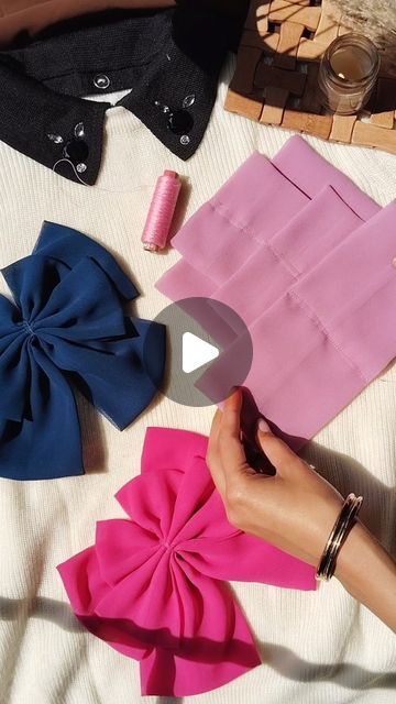 Diy Girls Bows Hairbows, How To Sew A Bow, Satin Bow Tutorial, Hair Bow Diy, Hair Bow Instructions, Hair Bows Diy Ribbon, Hair Bow Making, Hair Bow Video, Pattern Construction