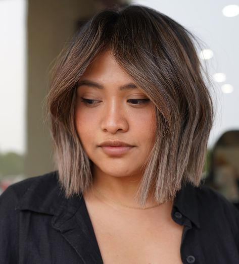 50 Short Hairstyles for Round Faces with Slimming Effect - Hair Adviser Highlights For Short Hair, Haircut Ideas For Women, Unnatural Hair Color, Side Curls, Bob Haircut Ideas, Face Framing Bangs, Natural Wavy Hair, Round Face Haircuts, Short Hair Balayage