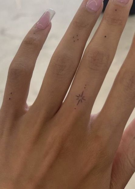 Classy Tattoo, Tattoo Main, Tato Minimal, Small Finger Tattoos, Hand And Finger Tattoos, Petite Tattoos, Star Tattoo, Small Hand Tattoos, Discreet Tattoos