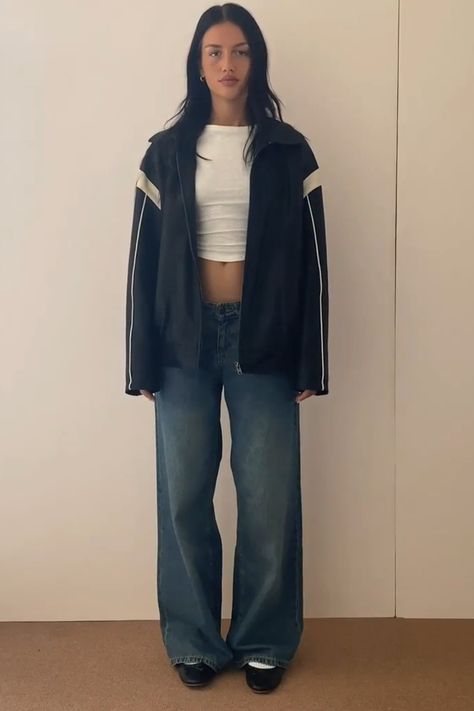 Windbreaker Jacket Outfit Aesthetic, Oversized Windbreaker Outfit, Wind Jacket Outfit, Windbreaker Outfit Women, Black Windbreaker Outfit, Genderfluid Fashion, Windbreaker Outfit, Girl Streetwear, Streetwear Girl