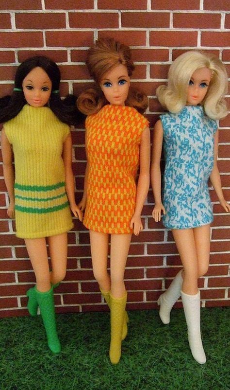 Mod Barbies in Dresses from Sears Glamour Group 1960s Childhood, Barbie Designs, Barbie 1960, Lifeguard Chair, Mod Barbie, Play Barbie, Barbie Outfits, Vintage Barbie Clothes, Im A Barbie Girl