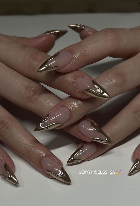 Edgy Minimalist Nails, Cream Nails Aesthetic, Acrylic Nails Concert, 20s Nails, Rocker Nails Punk, Gold Tips Nails, Elegant Acrylics, Greek Goddess Nails, Nail Inspo Gold