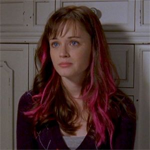 Rory Gilmore Hair, Pink Hair Streaks, Pink Hair Highlights, Rory Gilmore Style, Pink Streaks, Hair Streaks, I Love Cinema, Pink Highlights, Rory Gilmore