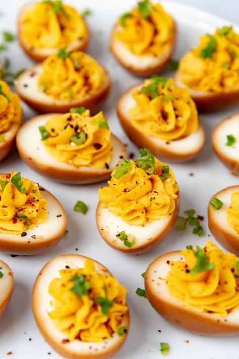 Gourmet Deviled Eggs, Marinated Eggs, Deviled Egg Recipes, Party Meals, Easter Snack, Ramen Egg, Devilled Eggs, Hungry Eyes, Eggs Recipes