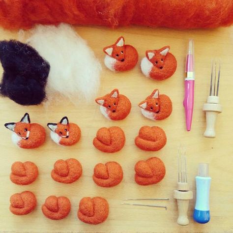 Foxes Aesthetic, Needle Felted Brooch, Tovad Ull, Needle Felted Fox, Needle Felting Tutorial, Needle Felting Diy, Felt Fox, Felt Animal, Selling Handmade Items