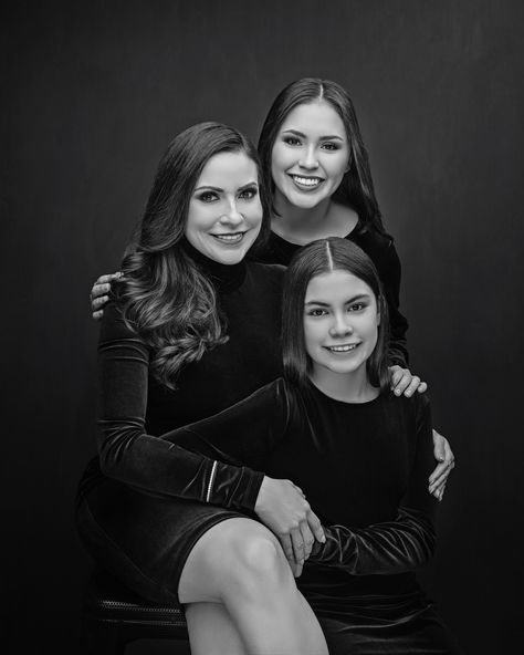 Female Family Photoshoot, Mom And 3 Daughters Photography, 3 Generation Pictures Ideas Women, Mother Daughter Photography Poses, Mom And Me Photos, Sibling Photo Shoots, Studio Family Portraits, Mother Daughter Pictures, Mother Daughter Photoshoot