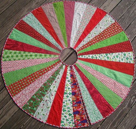 This Giant Christmas Tree Skirt Quilt Pattern measures 60" in diameter. Diy Christmas Tree Skirt, Christmas Tree Skirts Patterns, Tree Skirt Pattern, Xmas Tree Skirts, Christmas Sewing Projects, Christmas Quilt Patterns, Holiday Sewing, Large Christmas Tree, Beautiful Christmas Trees