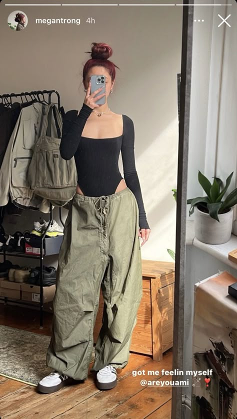 Gorpcore Fashion Women Summer, Okokok Outfits, Green Parachute Pants Outfit, Dance Streetwear, Pakaian Hipster, Nyc Winter Outfits, Whatsapp Logo, Fest Outfits, Looks Pinterest