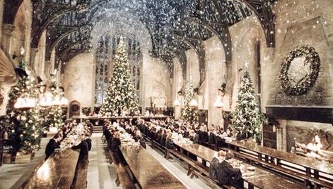 harry potter, christmas, and hogwarts image Christmas Hogwarts, Christmas At Hogwarts, Christmas Desktop Wallpaper, Hogwarts Christmas, Christmas Desktop, Yule Ball, Christmas Aesthetic Wallpaper, Images Harry Potter, Hogwarts Aesthetic