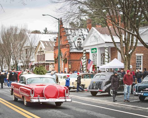 Stockbridge Massachusetts, New England Christmas, England Village, Old Fashioned Cars, Rockwell Paintings, Holiday Lights Display, Norman Rockwell Paintings, What Is Christmas, Christmas Town