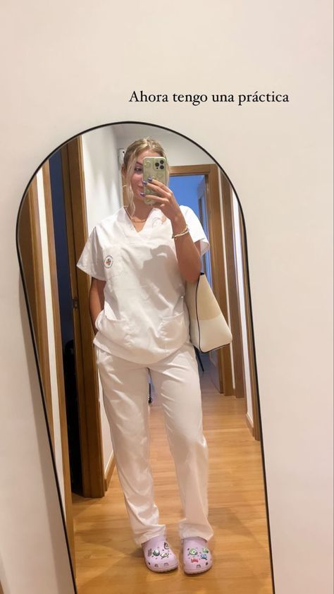 Girl In Scrubs Aesthetic, White Scrubs Outfit, Crocs Medical Outfit, Scrub Outfits Cute, Scrubs Uniform Cute Medical, Cute Scrubs Outfits, Scrubs Uniform Cute, Scrub Outfits, Lady Doctor