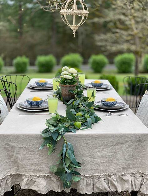 Spring Outdoor Table Ideas|Casual outdoor table|Spring tablescape|outdoor party|party planning|farmhouse|farmhouse dining|patio dining|Spring outdoor decorations|summer decorations|Outdoor table centerpieces|outdoor table decorating ideas|dinner party|shabby chic|farmhouse style|how to style|how to style outdoor table|hallstrom home Outdoor Table Ideas, Patio Table Centerpiece, Meja Outdoor, Outdoor Table Centerpieces, Spring Outdoor Decor, Patio Table Decor, Outdoor Table Decor, Dinner Party Decorations, Outdoor Dinner Parties