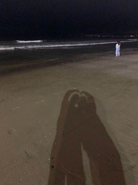 dark beach shadow aesthetic friends bestie friend idea night Beach With Friends At Night, Beach Pics At Night, Night Beach Pics, Beach Best Friends, Beach Nights, Couple Beach Pictures, Night Pics, Night Shadow, Beach Inspo