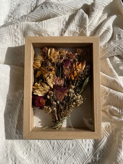 Preserving Dried Flowers, Preserving Flowers, Flowers Frame, 3d Frames, Dry Flower, Preserved Flowers, Book Nook, Shadow Boxes, Book Nooks