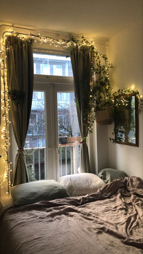 Big Curtains Bedroom, Aesthetic Bedroom Curtains, Curtain Ideas For Bedroom Aesthetic, Green Curtains Aesthetic, Green Curtains Bedroom Aesthetic, Curtain Bedroom Aesthetic, Curtain Lights Bedroom, Cortinas Aesthetic, Fairy Lights Decor Bedroom