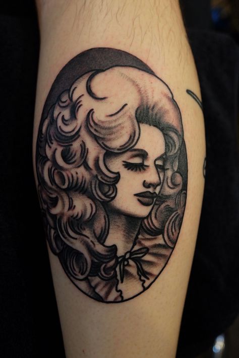 Loretta Lynn Tattoo, Dolly Parton Portrait Tattoo, Dolly Parton Tattoo Ideas, Dolly Tattoos, Vintage Tattoos For Women, Dolly Tattoo, Gnarly Tattoos, Lady Head Tattoo, Dolly Parton Tattoos